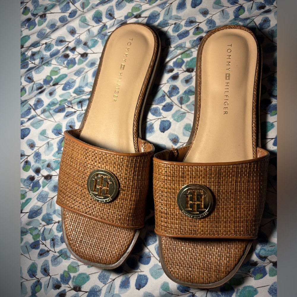 Tommy Hilfiger Women's Tan Slide Sandals